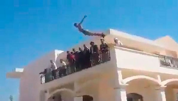 Miliciano hace un "clavado" en la piscina de la Embada de USA en Libia
