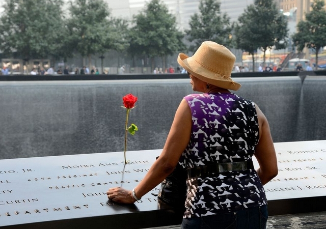 Mujer con flor, homenaje victimas 11S NY