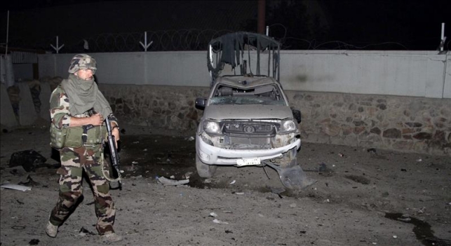 Fuerzas Armadas Afganas con carro quemado