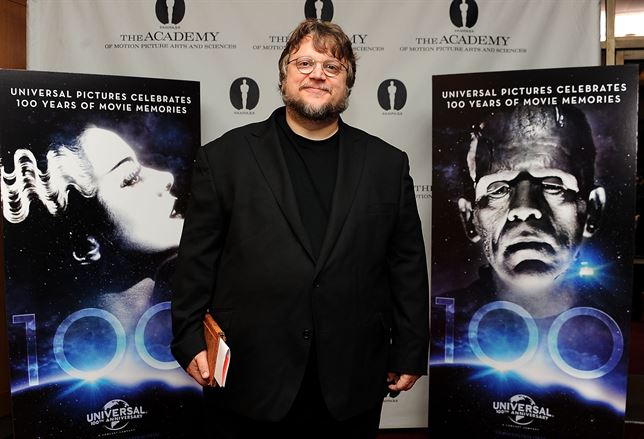 Guillermo del Toro con carteles de nueva película