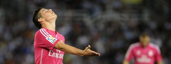 James Rodríguez con uniforme del Real Madrid, lamenta jugada