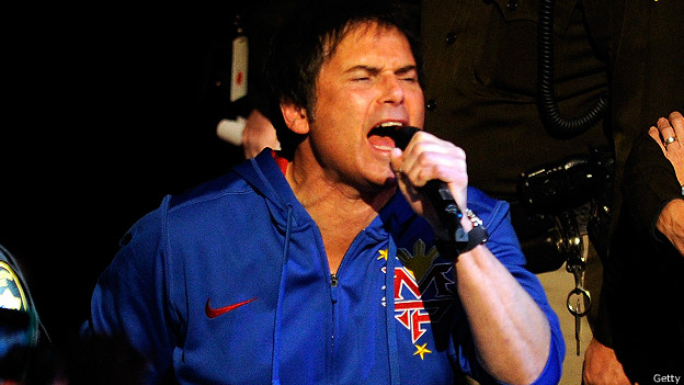 Cantante Jimi Jamison en pleno concierto