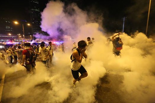 Manifestantes rodeados de gases en Hong Kong