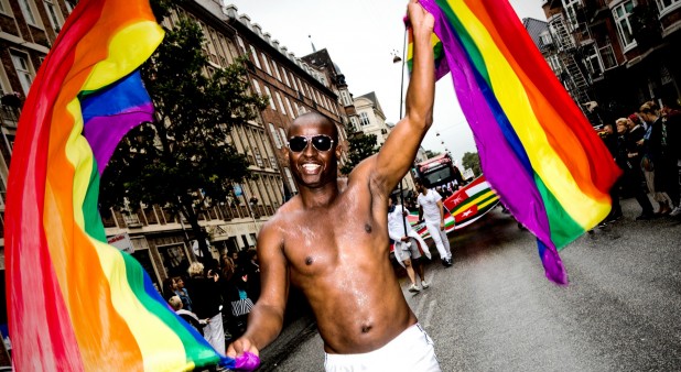 Manifestante con bandera gay