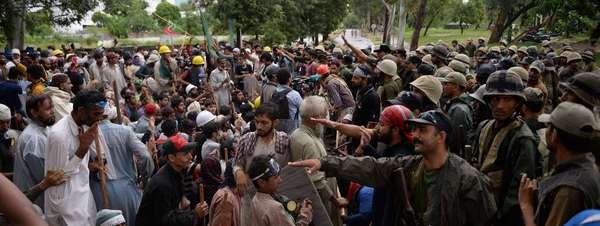 Marcha de opositores paquistaníes bloqueada por militares