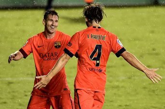 Rakiti y Leo messi celebran gol