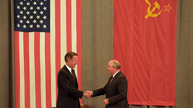 Mijail Gorbachov con bandera rusa y estadounidense al fondo