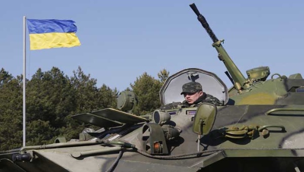 Militares ucranianos en un tanque