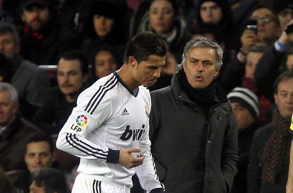 Cristiano y Mourinho en el campo molestos