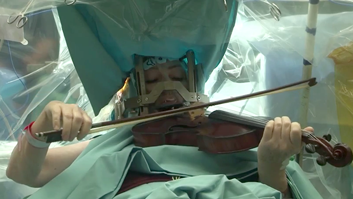 Violinista Naomi Elishuv durante su cirugía
