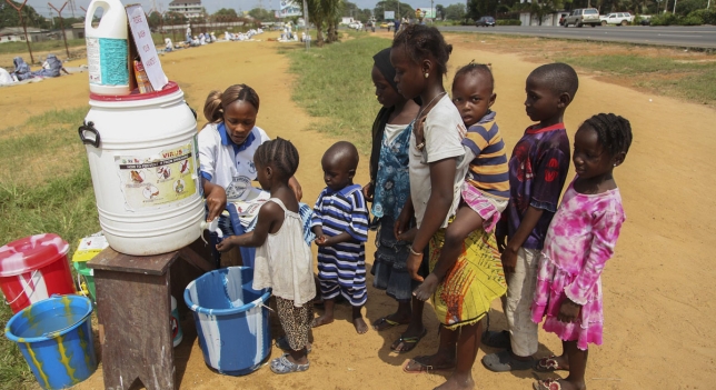 Niños africanos se lavan las manos