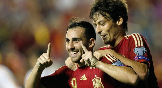 Alcácer y Silva celebran un gol de España