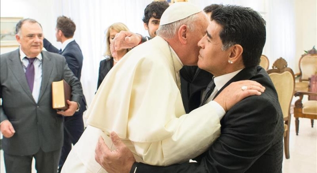 El Papa Francisco y Maradona abrazados