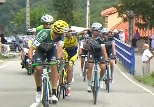 Ciclistas en la Vuelta a España peleando