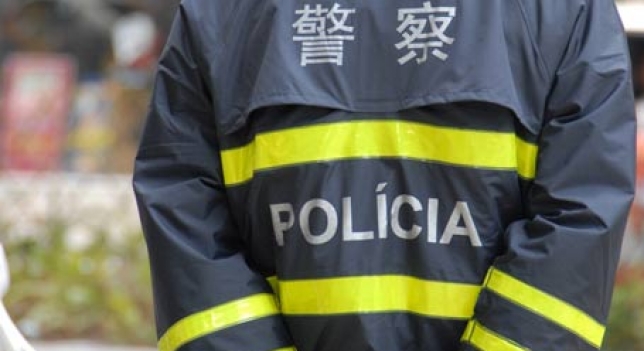 Policía Chino de espaldas