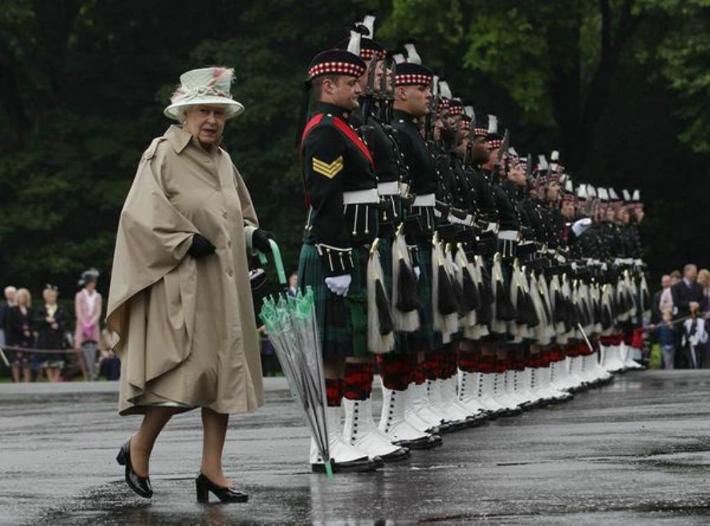 Reina Isabel durante parada militar