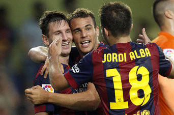 Messi y Sandro celebran gol