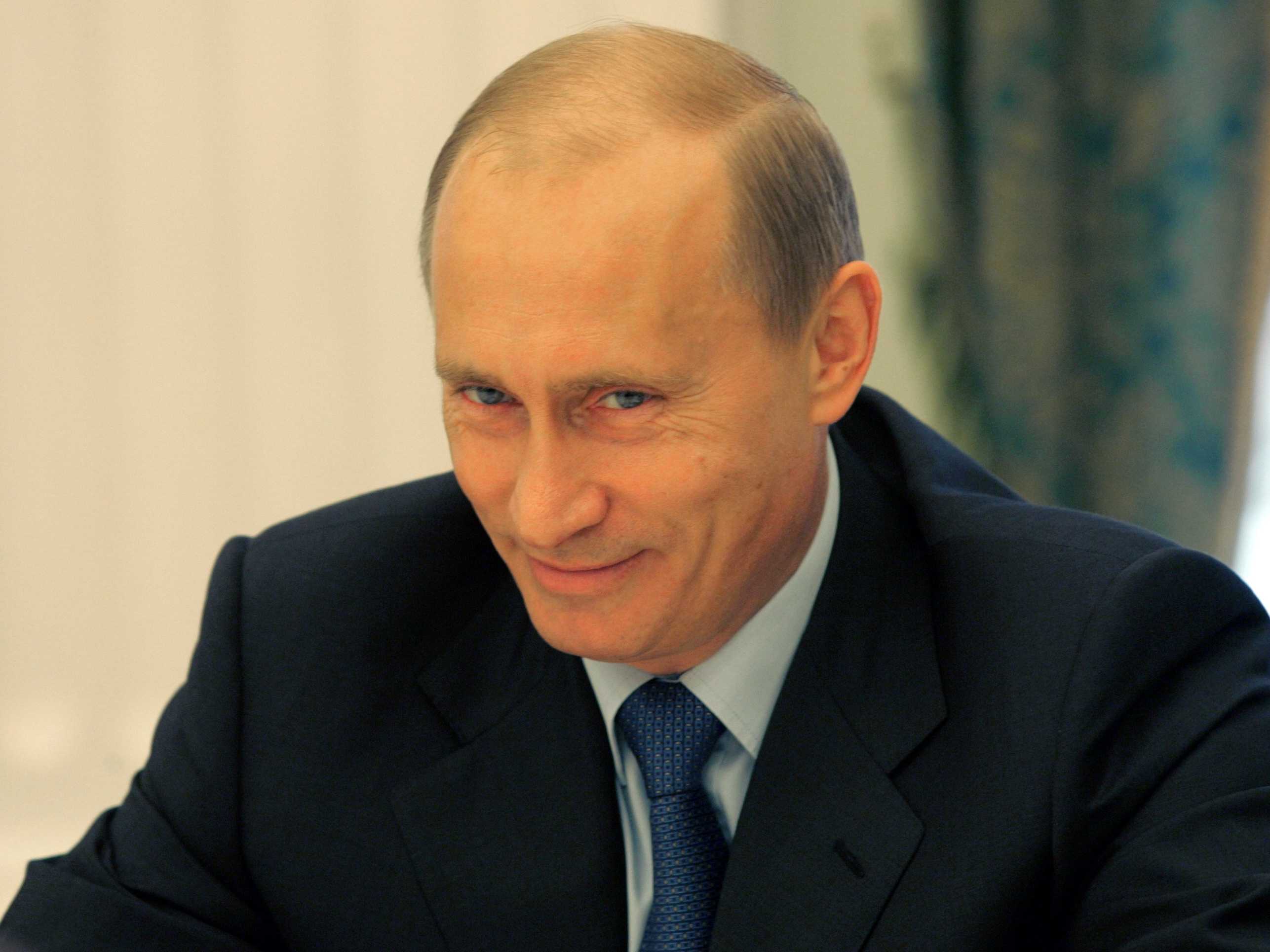 Vladimir Putin con una sonrisa malvada