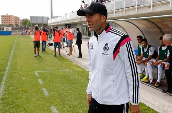 Zinedine Zidane en el campo como entrenador