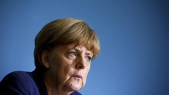Ángela Merkel con rostro contraido
