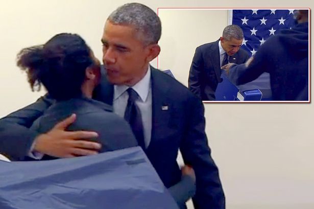 Obama besa a una electora