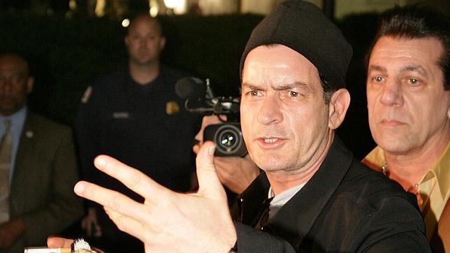 Charlie Sheen un poco fuera de control