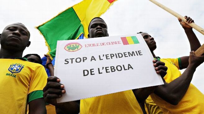 Aficionados al futbol concientizan sobre ébola