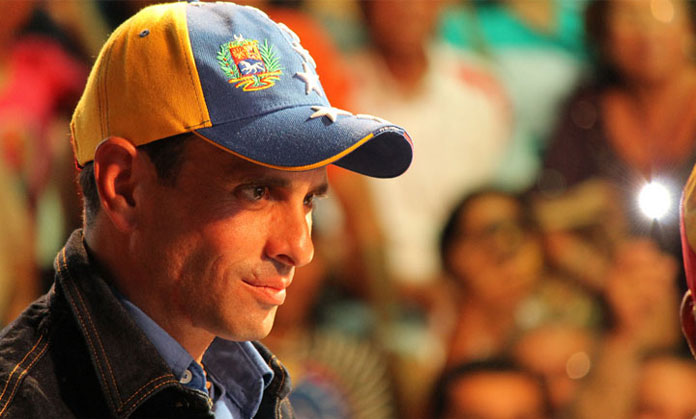 Enrique Capriles con gorra en miting