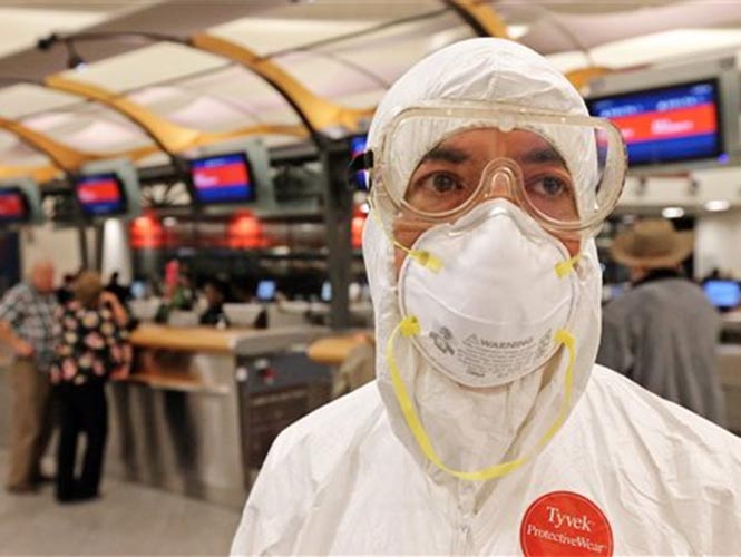 Hombre con mono de protección ébola