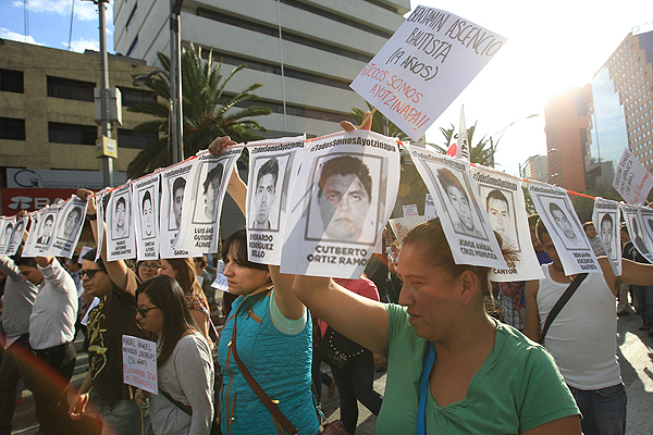 Marcha de protesta en México por estudiantes de Iguala
