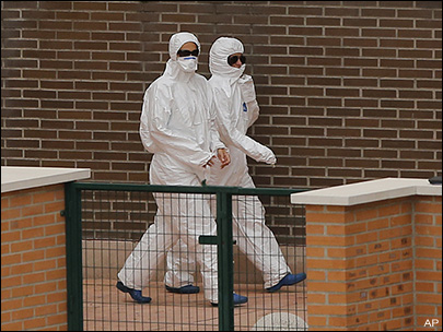 Sanitarios españoles con protección ébola
