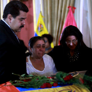 Nicolás Maduro con la madre de Robert Sierra