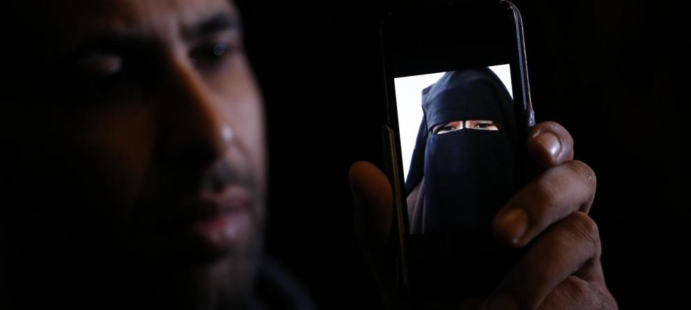 Niña con Niqab en pantalla de celular