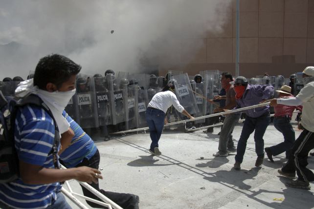 Estudiantes mexicanos queman Palacio Justicia