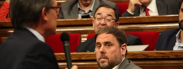 Oriol Junqueras mira a Artur Mas en el Parlament