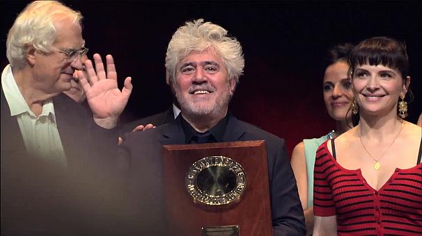 Pedro Almodovar recibiendo premio Lumiere