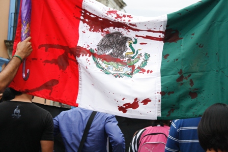 México bandera ensangrentada en protesta