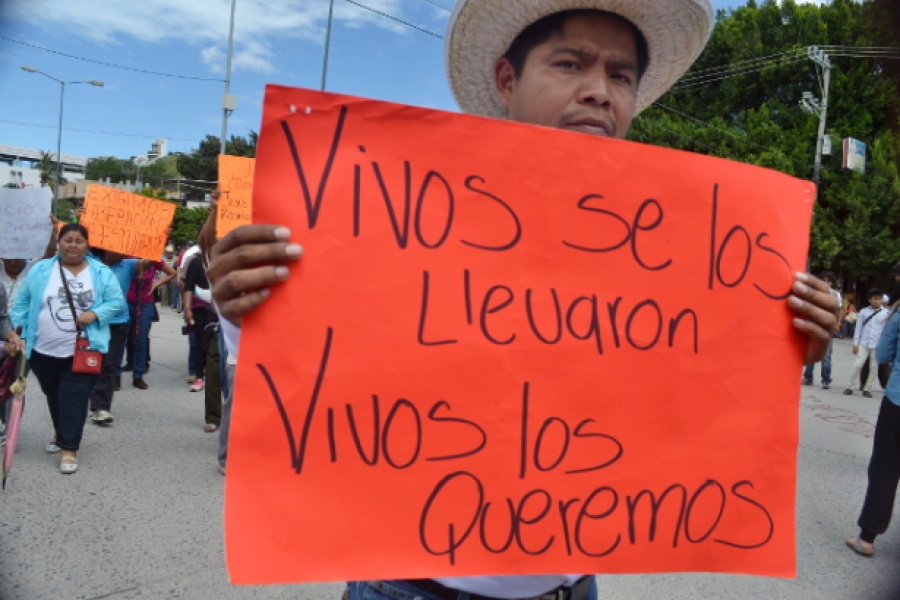 Cartel protesta estudiantes Iguala