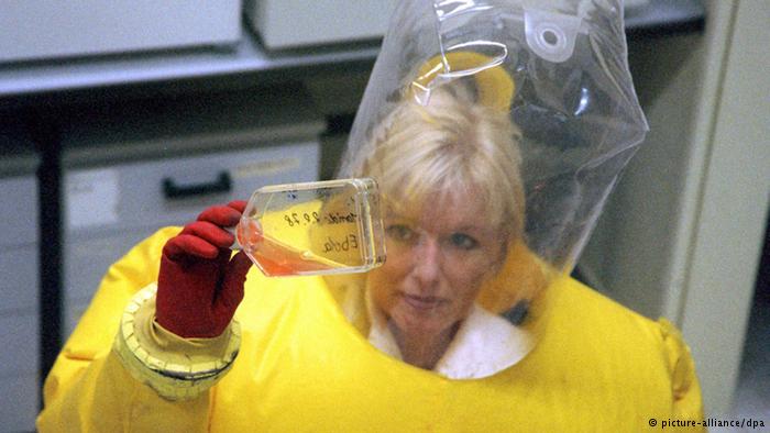 Mujer rubia dentro traje ébola