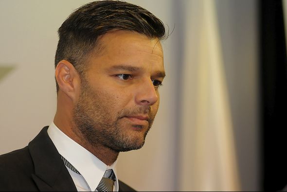 Ricky Martin traje etiqueta