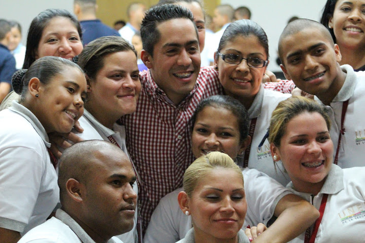 Robert Serra con estudiantes de la UNES