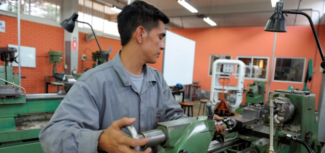 Trabajador español en la fábrica