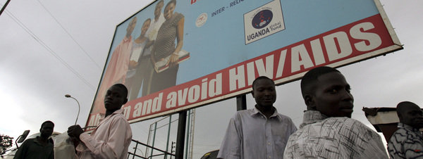 Ugandeses miran anuncio de HIV