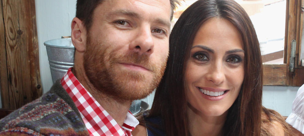 Xavi Alonso con su esposa