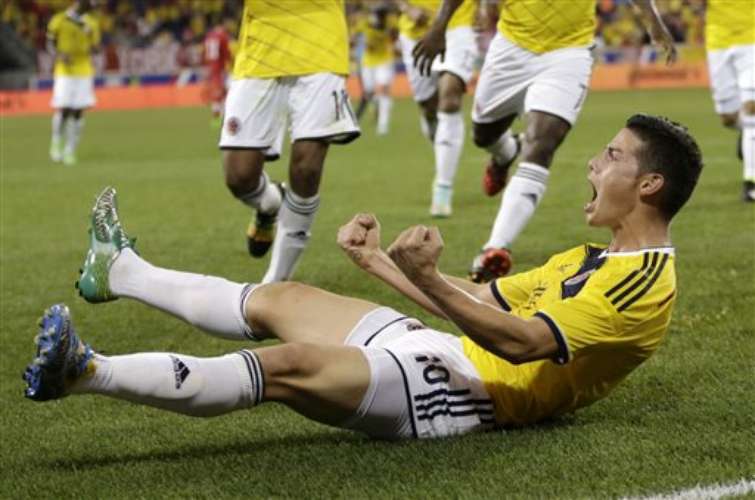 James Rodríguez celebra gol con Colombia