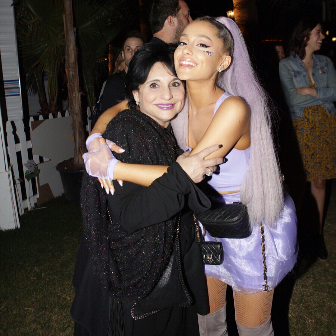 Ariana Grande junto a su madre Joan Grande, ¡bellas!