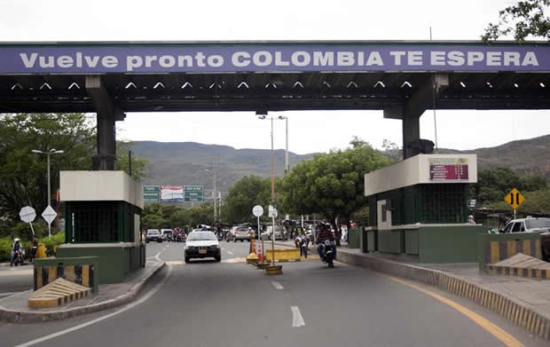 Después de las medidas anunciadas por el gobierno venezolano sobre el cierre temporal de la frontera con Colombia, entre el estado Táchira y el departamento Norte de Santander , 24 mil colombianos han quedado "sin empleo", así lo informó esta mañana el candidato a alcalde de Cúcuta, Jorge Acevedo, por el partido cambio radical.