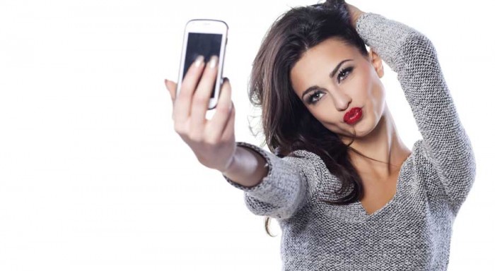 beautiful-woman-taking-selfie-700x384