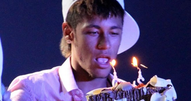  Neymar celebró su cumpleaños bailando
