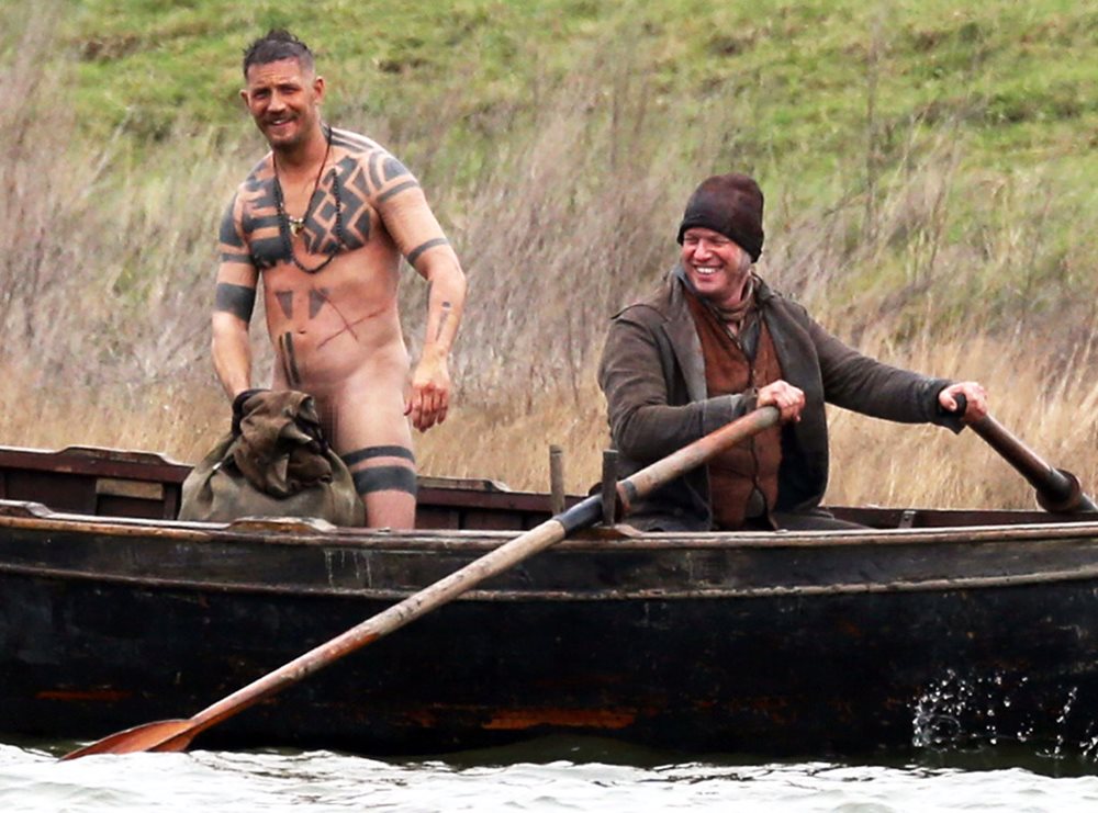 Pillan a Tom Hardy completamente desnudo durante grabación.